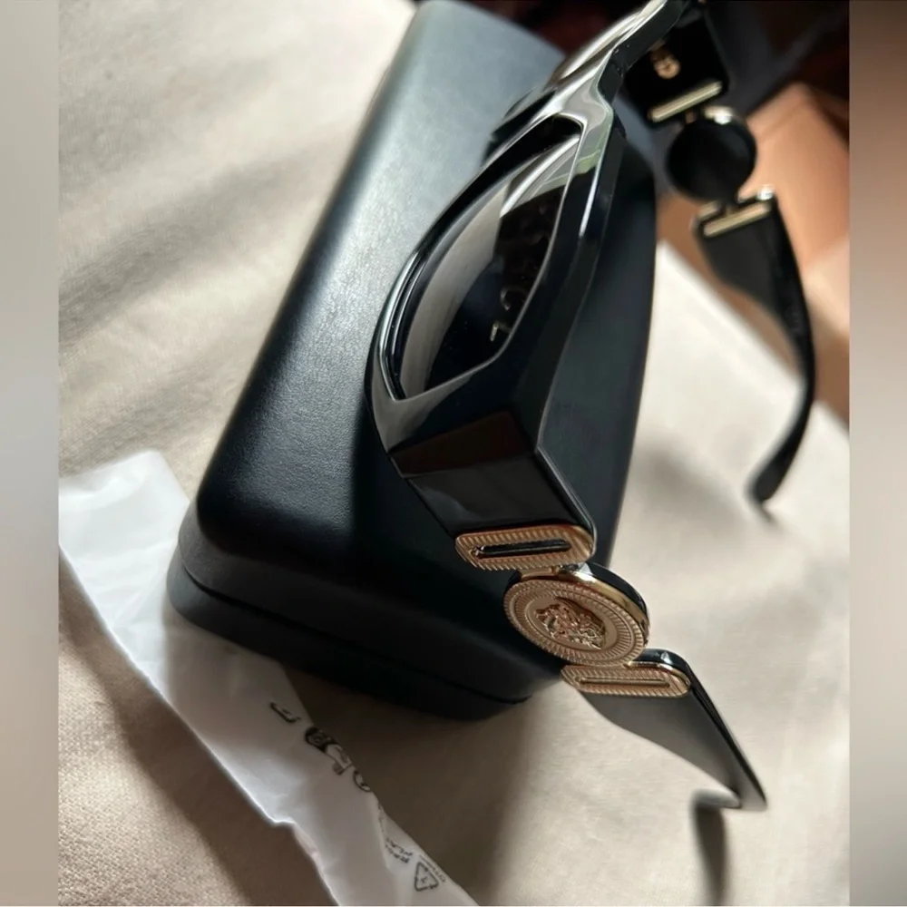 ✨VERSACE SUNGLASSES✨ - Picture 9 of 9